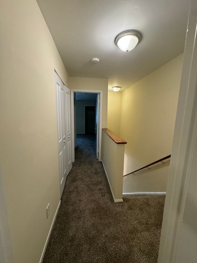 Building Photo - 2BR/1.5BA Townhome Style Apartment