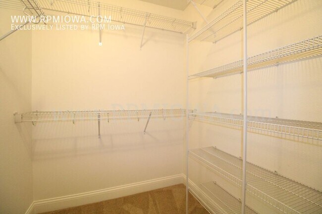 Building Photo - UPDATED KITCHEN!! 3 Bedroom, 2.5 Bath Home...