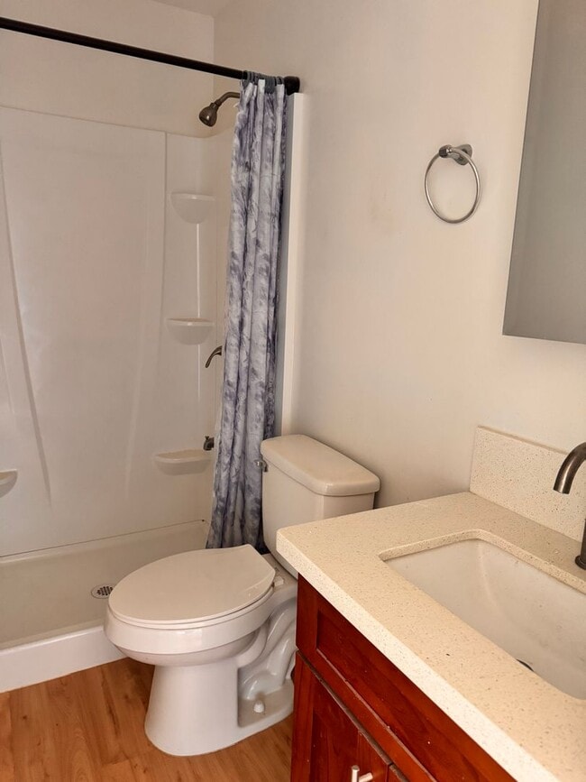 Building Photo - 2 Unfurnished Studios in Manoa Available!