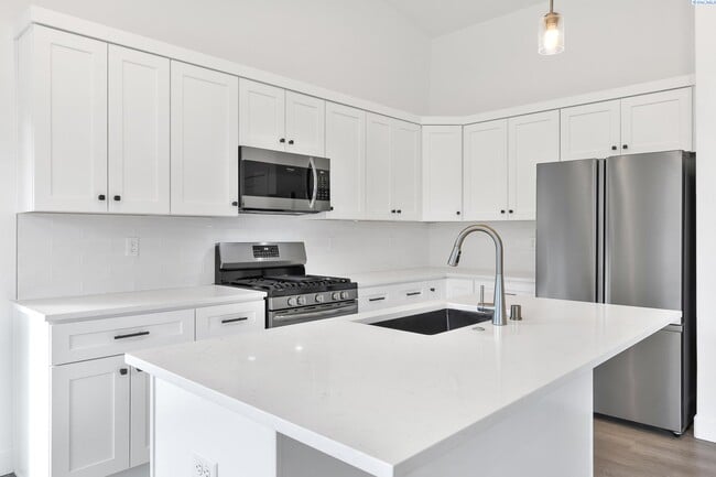 Building Photo - 6 to 18 mo lease available