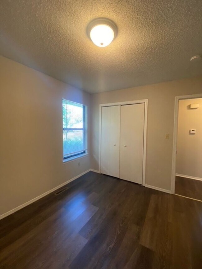 Building Photo - Great Duplex! 2 Bed, 1 Bath