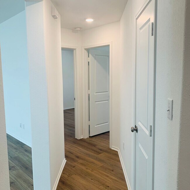 Building Photo - 4 Bed 2 Bath in Jarrell, TX