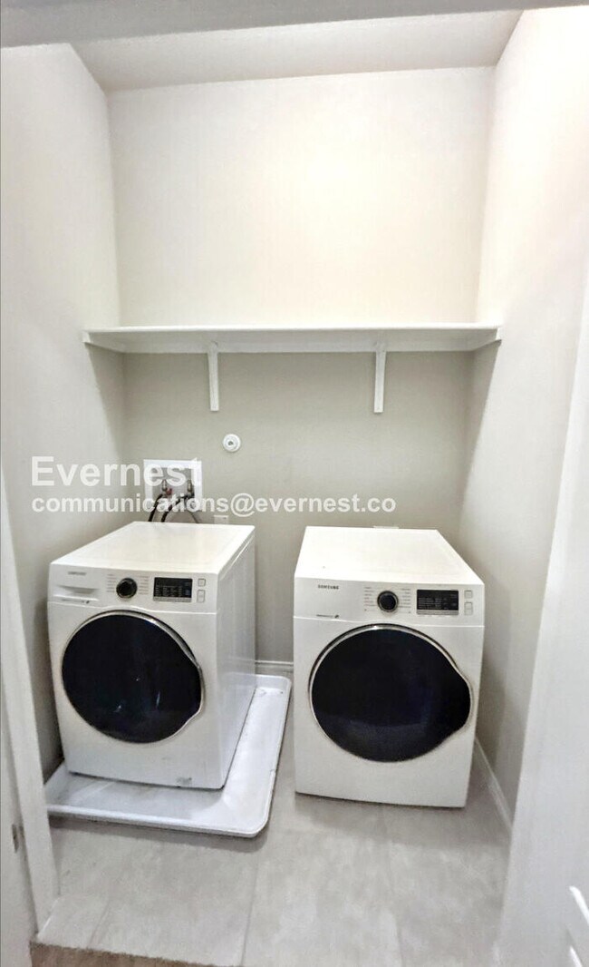 Building Photo - 3-Bed, 2-Bath Townhome with Fenced Yard & Garage / Pet-Friendly / Available Now!