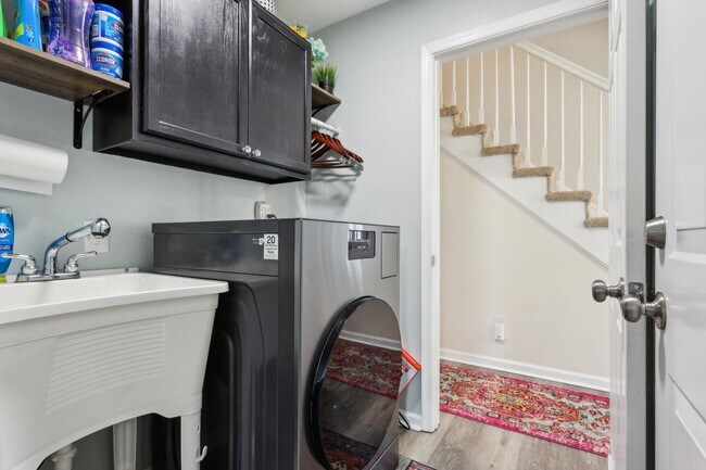 Building Photo - Spacious 4 BDRM 2.5 BA