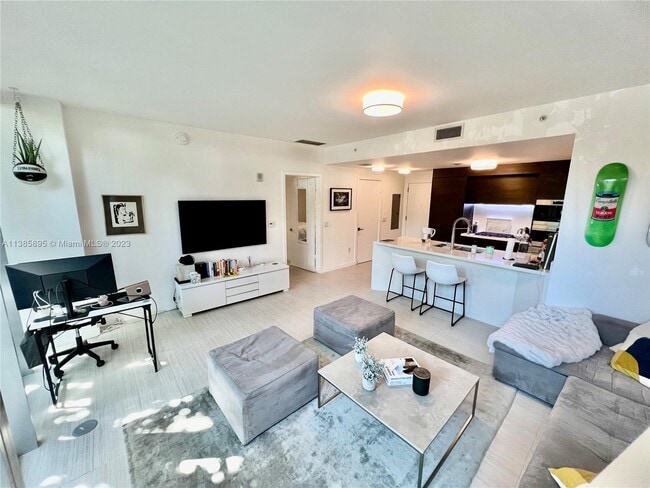 Building Photo - 1 Collins Ave