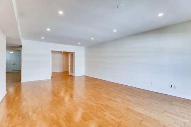 Building Photo - 250 President St