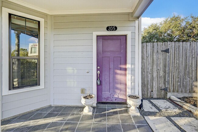 Building Photo - Charming 3-Bedroom Home with Modern Amenit...