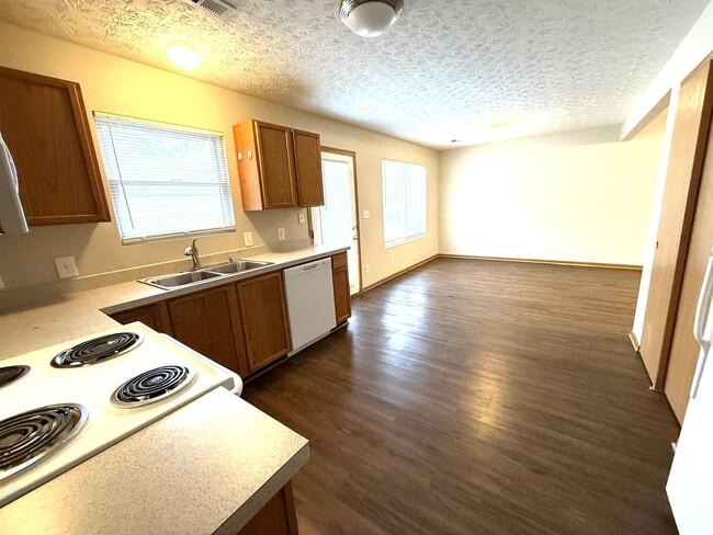 Building Photo - Beautiful 3 Bedroom Single Family Home in ...