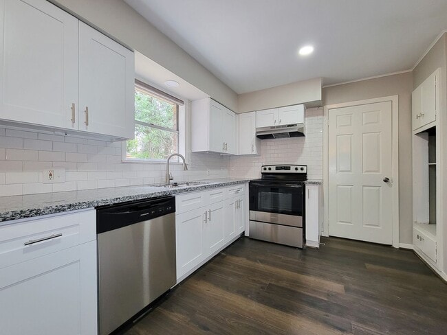 Building Photo - Welcome to your dream rental! This meticulously remodeled 3-bedroom, 2-bathroom home in the heart...
