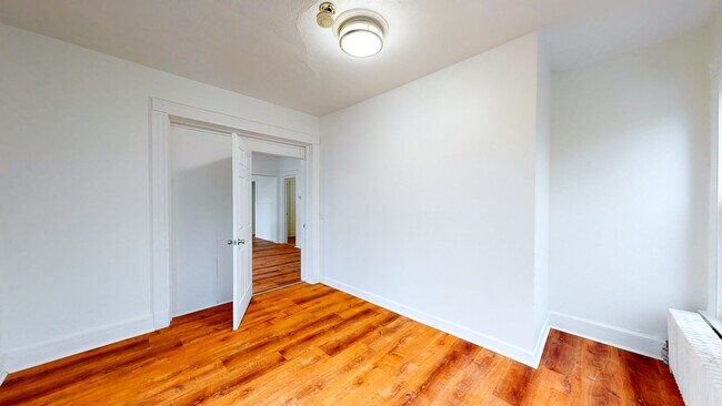 Building Photo - Spacious, Fully Renovated 3BR in Prime Eas...