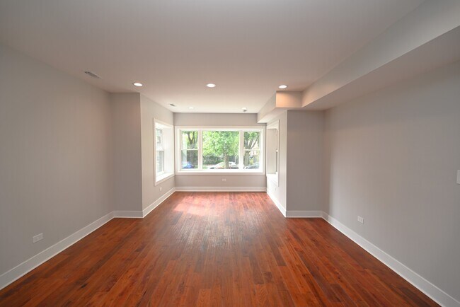 Building Photo - 1630 W Thorndale Ave