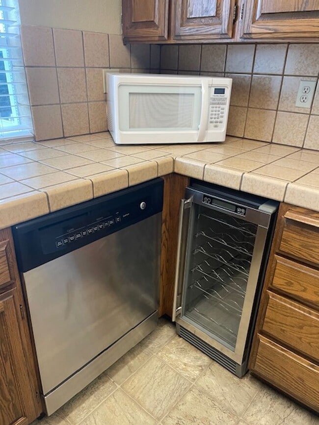 Building Photo - Beautiful Bottom Floor Unit in Ridgecrest Condos! Month to Month Lease!