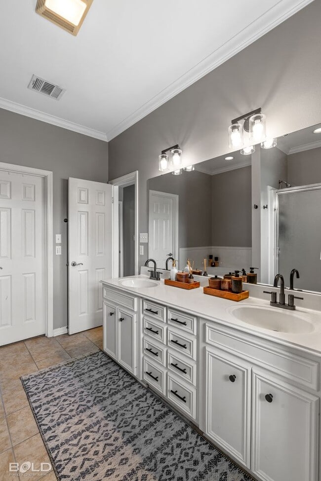 Building Photo - Check Out this 4 bed 2 bath