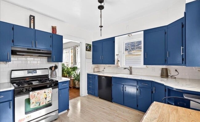 Building Photo - Beautiful 3 Bedroom!