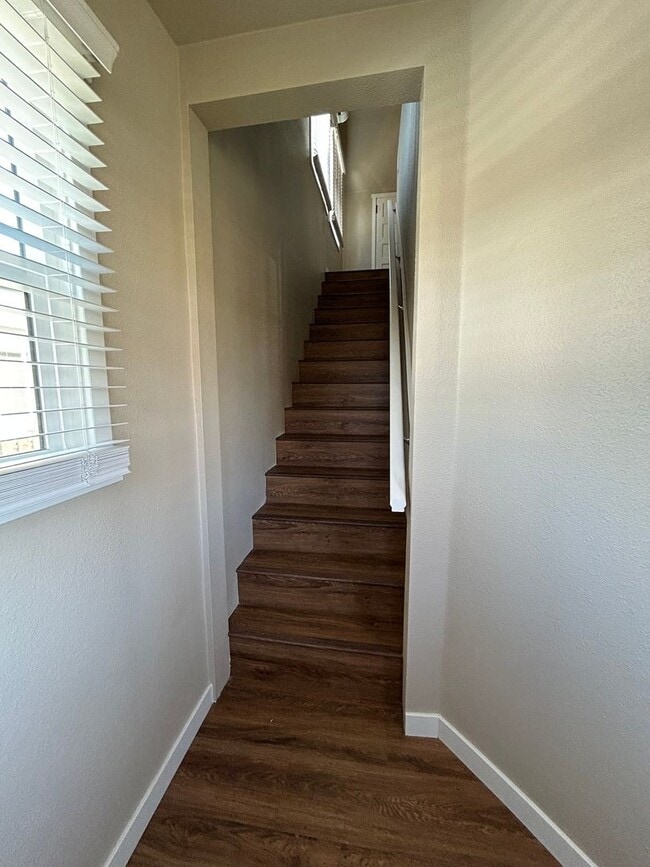 Building Photo - FREE JULY RENT SPECAIL! Newly Renovated St...