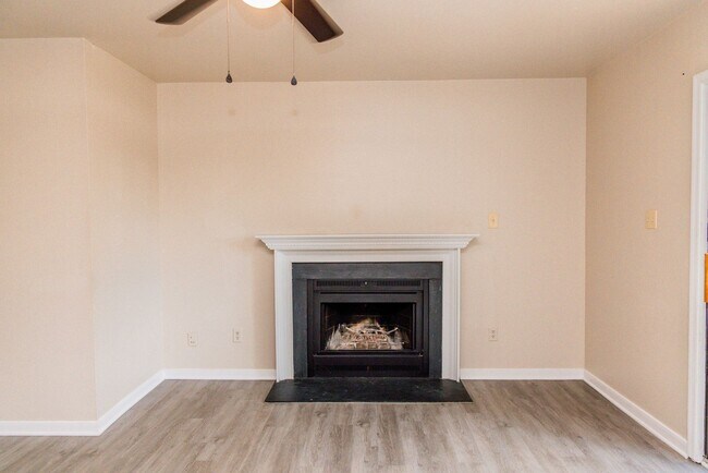Building Photo - 3 Bedroom 2 Bath End Unit!