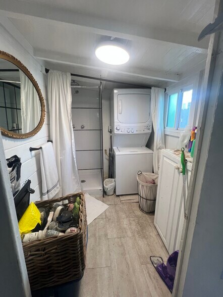 Downstairs Shower & Laundry Room - 822 E Kensington Rd