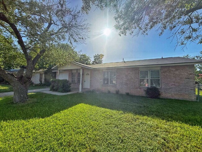 Building Photo - Charming 3-Bedroom Home with Spacious Layo...