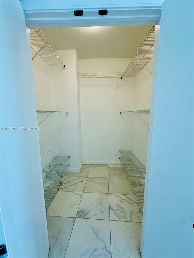 Building Photo - 601 NE 36th St