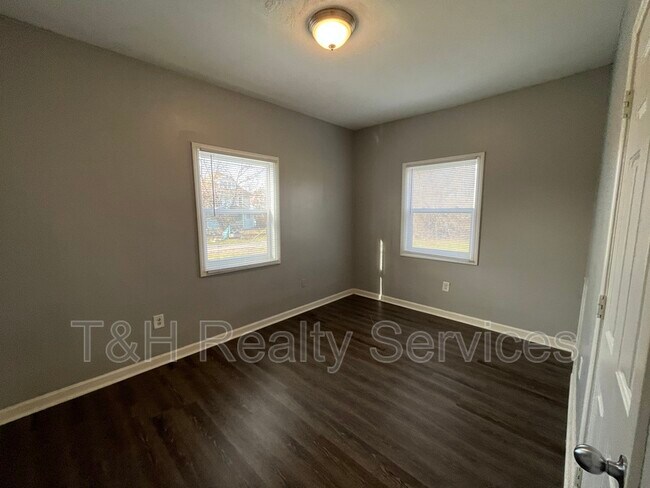 Building Photo - 2832 Central Ave