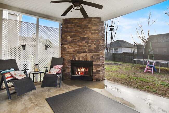 Building Photo - Pet Friendly Three Bedroom with Bonus!