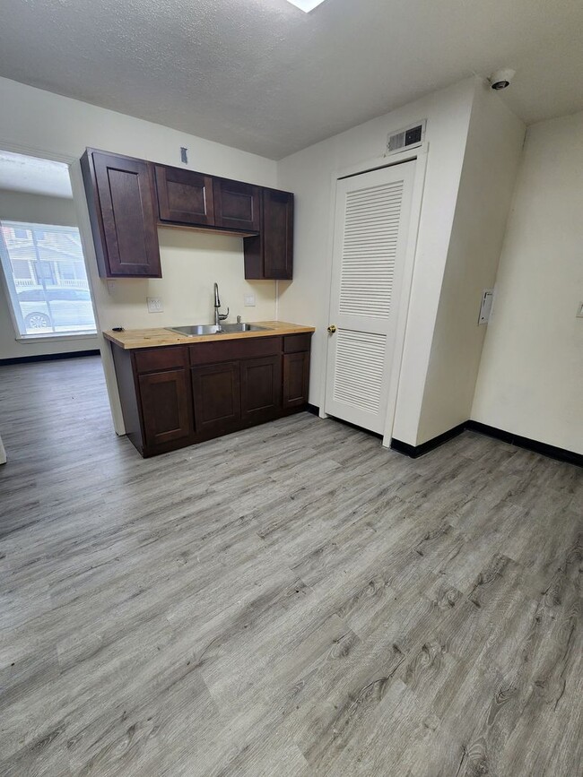 Building Photo - 4 Bedroom Clean House For Rent
