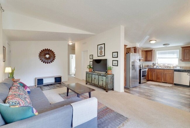 Building Photo - 3 Bedroom | 2 Bath home in White Salmon.