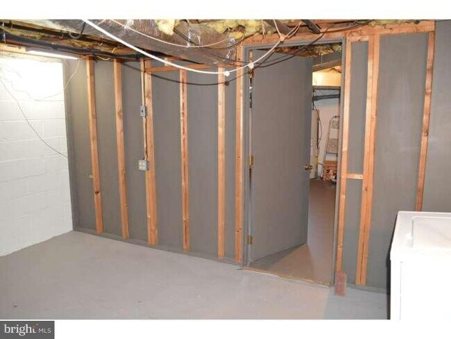 Building Photo - 1401 N Lincoln St