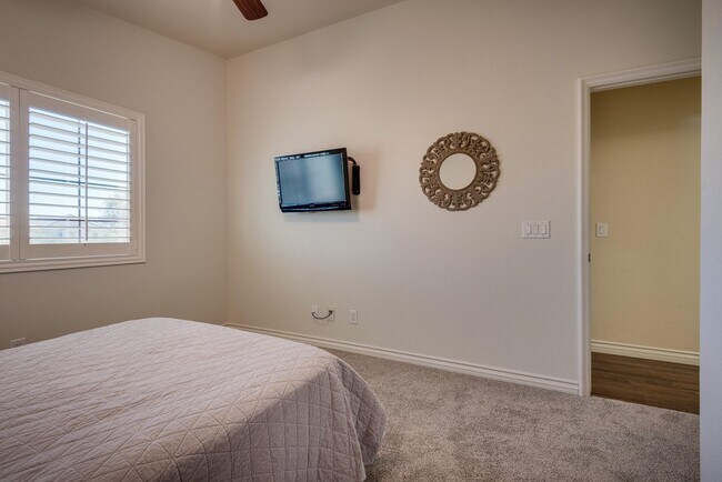 Building Photo - Gated single family home with 4 bed 3 bath...