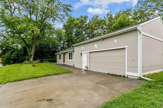 Building Photo - Updated 2 Bed Home with Large Attached Garage