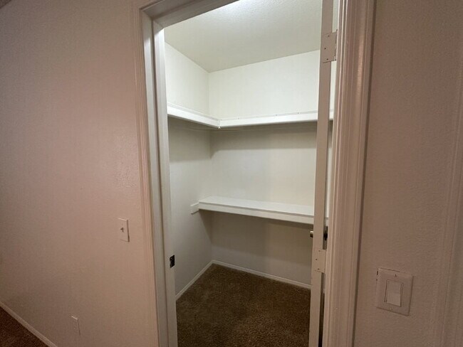 Building Photo - 13644 N Hamilton Dr
