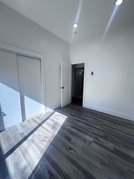 Building Photo - 724 37th St