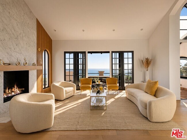 Building Photo - 3909 Villa Costera