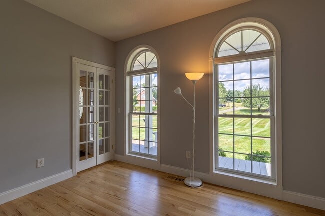 Building Photo - Charming Country Colonial on Cul-de-Sac, 4...