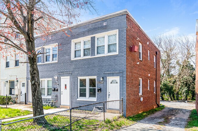 Building Photo - 2439 25th St SE