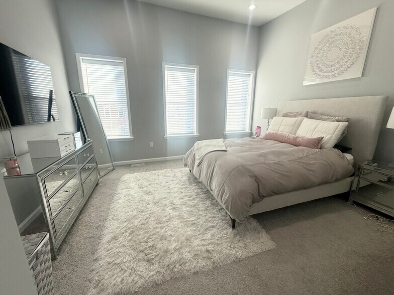 Building Photo - 1704 E Chase St