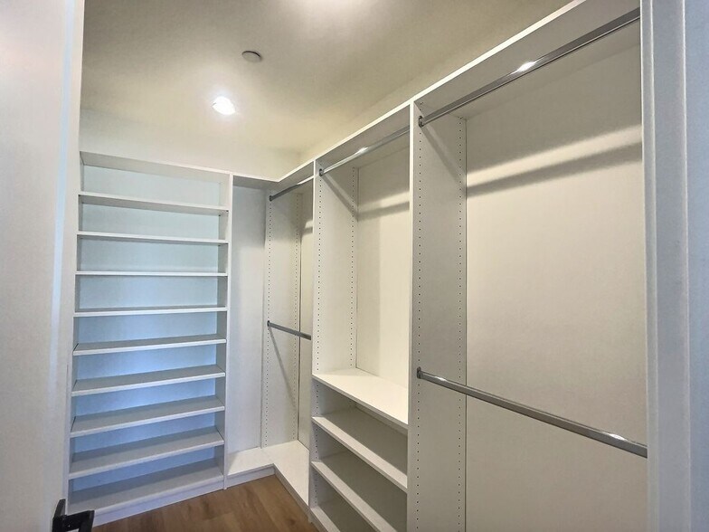 Building Photo - 2502 E Paradise Ln