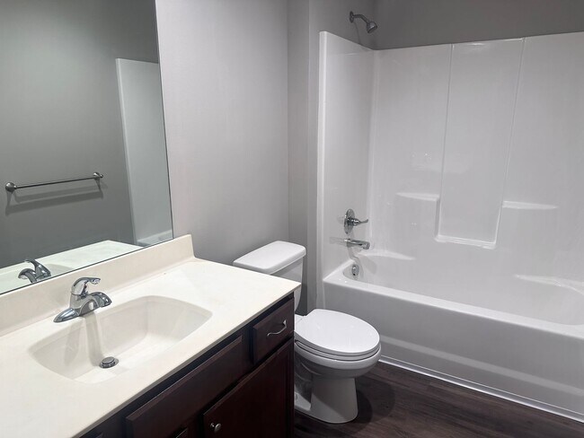 Building Photo - 522 SE Maple Dr