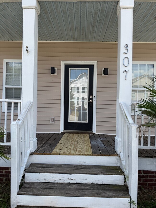 Building Photo - 307 Laurel Hill Ln