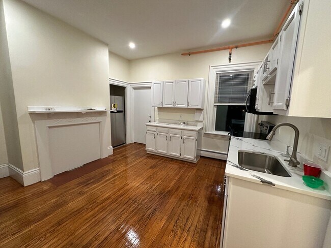 Building Photo - 440 Newtonville Ave