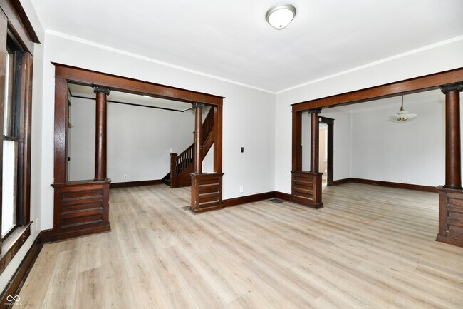 Building Photo - 852 N Rural St