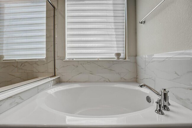 Building Photo - 17012 Pleasanton Cove