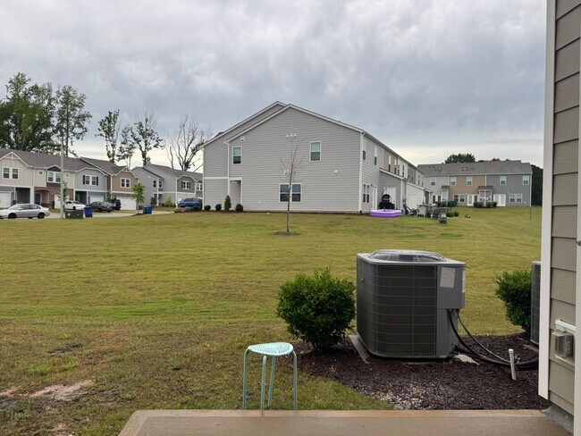 Building Photo - 3 Bedroom Townhome with Garage for Rent