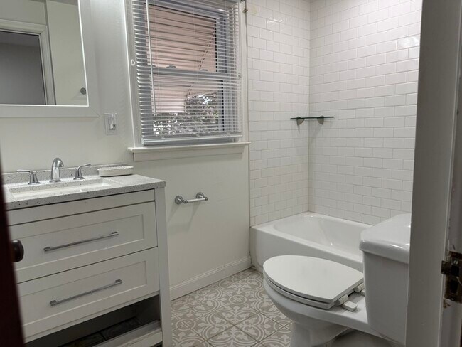 Building Photo - Charming 3 beds 1.5 baths in Columbus!