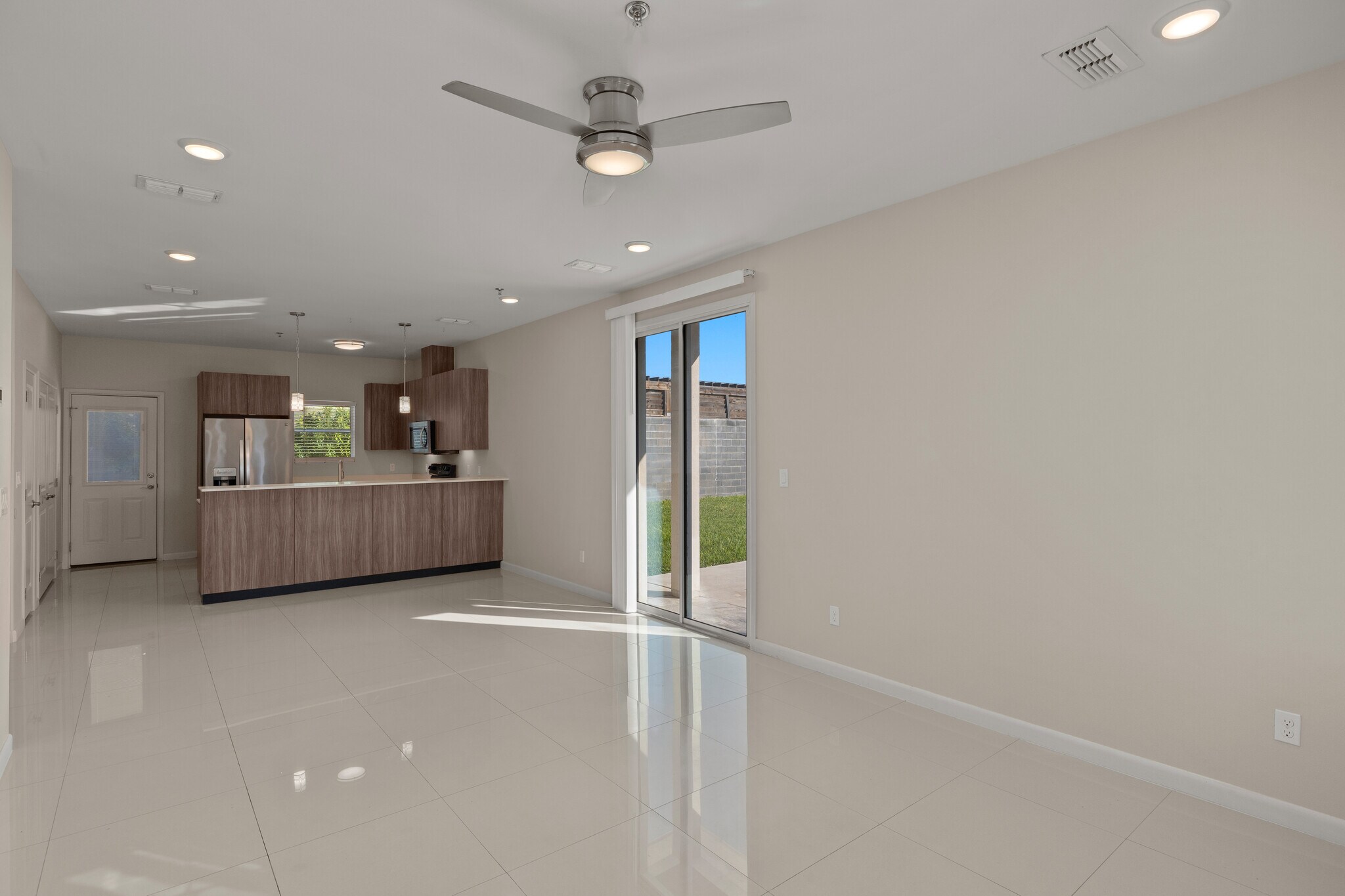 Building Photo - 1021 E La Cantera Ave