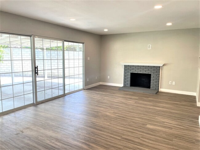 Building Photo - Adorable Riverside Single Story- Just in time for Summer!