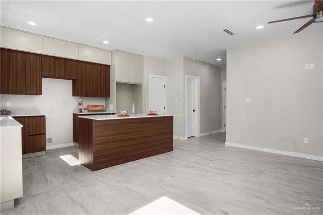 Building Photo - 2204 Corales St