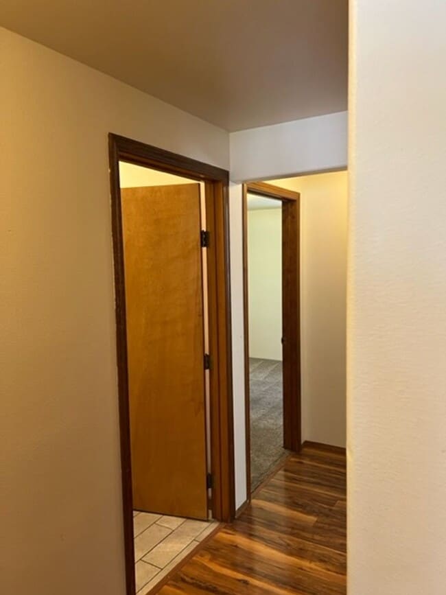 Building Photo - 3 Bedroom Upstairs Condo with Garage