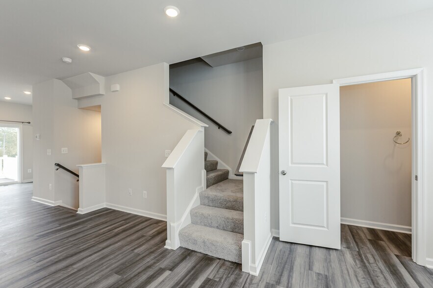 Building Photo - 8757 Whitman Dr
