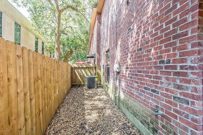 Building Photo - 120 Deraney Ln